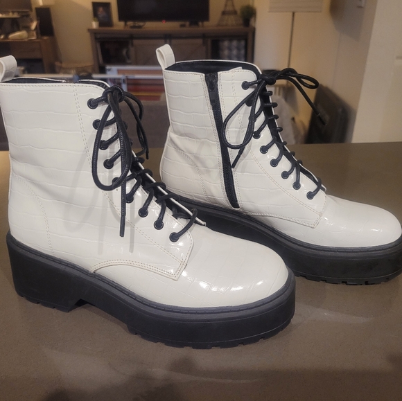 NWOT Forever 21 white boots - Picture 8 of 10